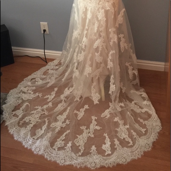Stunning never worn lace and beaded wedding dress - Picture 2 of 8